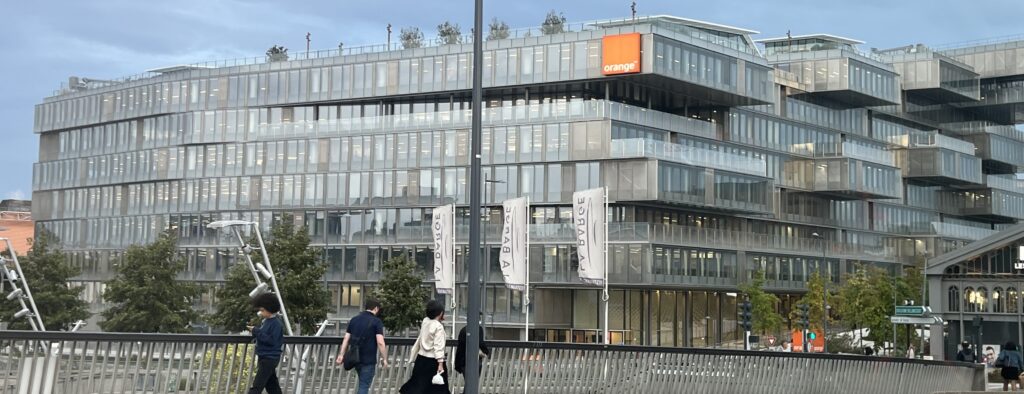 Photo extérieur du siège social Orange Bridge à Issy-Les-Moulineaux