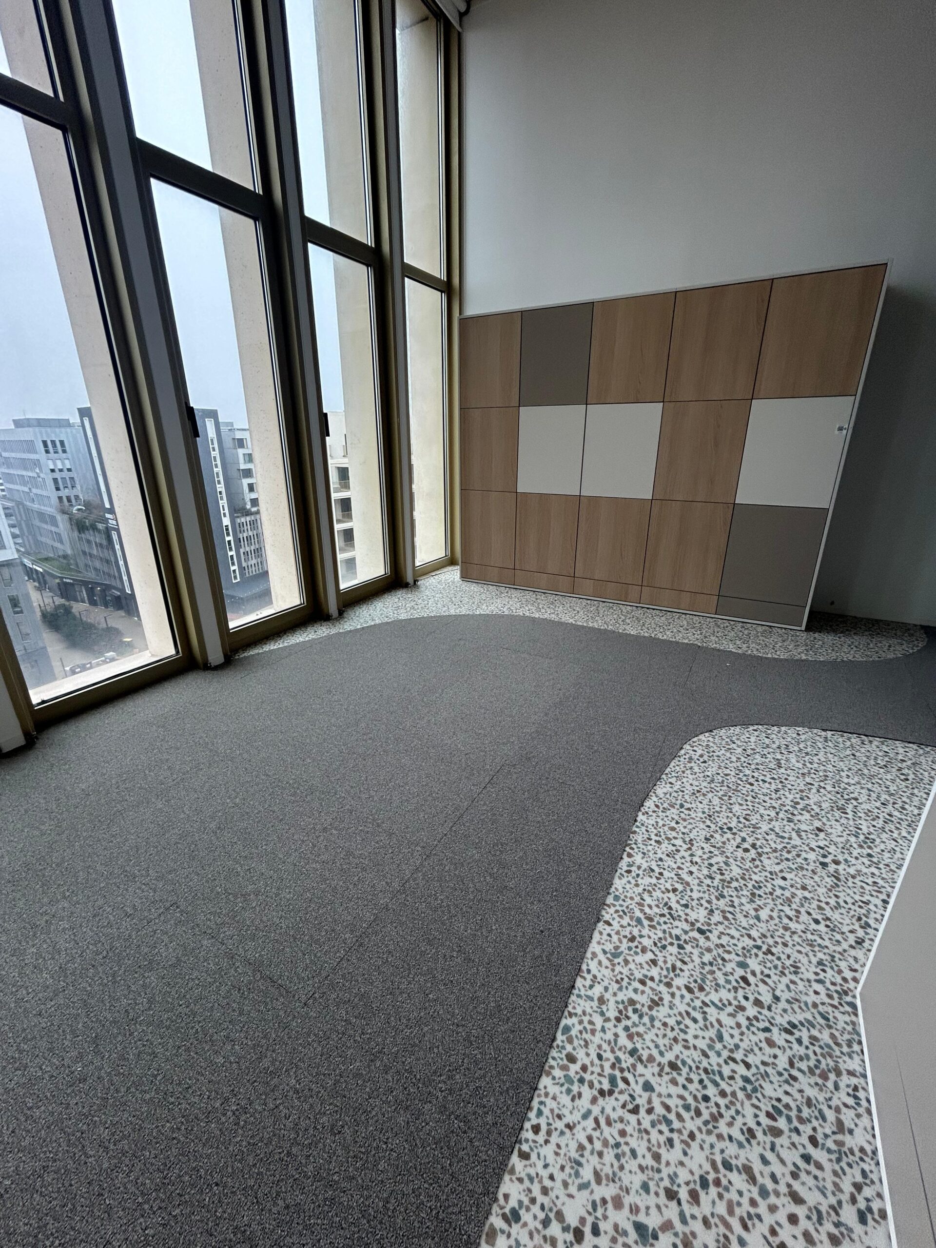 Casiers connectés dos à un mur et à côté d'une fenêtre