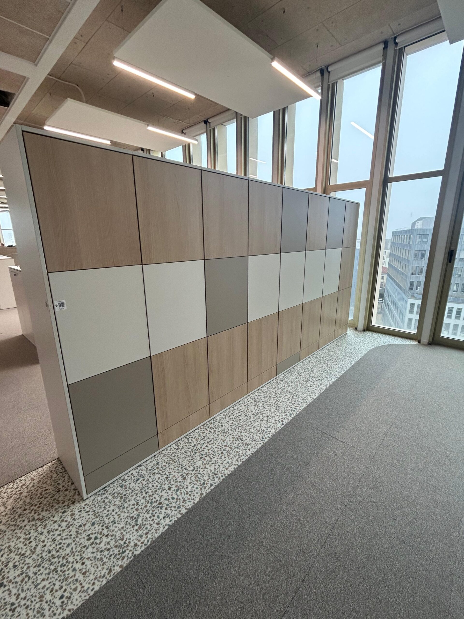 Casiers connectés à côté d'une fenêtre